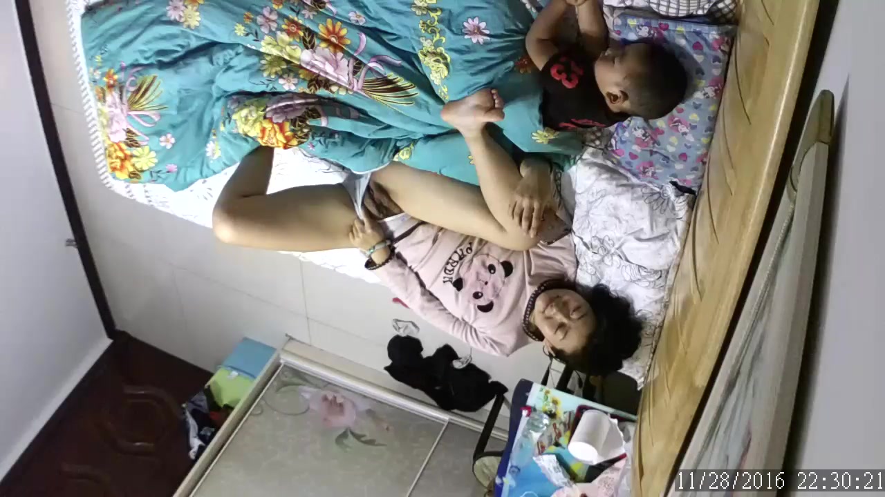家庭网络摄像头监控TP骚妈把孩子哄睡后玩手机视频对着自己的逼和奶子给对方撸管