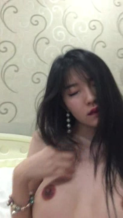 高颜值中韩混血美女自摸和男友激情啪啪自拍诱人呻吟福利视频