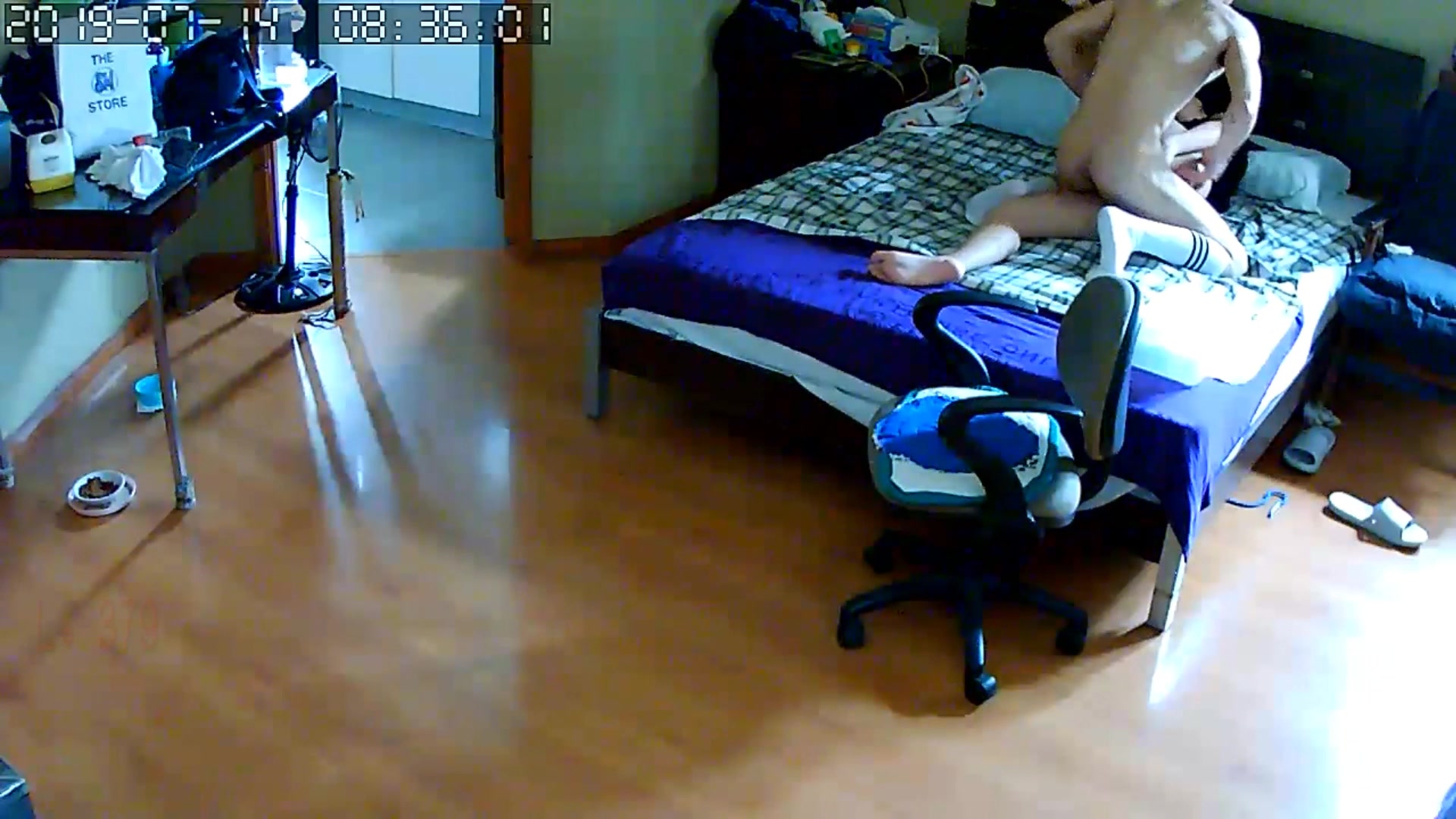 家庭攝像頭破解拍攝到的年輕小夫妻啪啪打晨炮 睡覺的白嫩嬌妻擡起一條腿側身深插花心 完事後起床準備上班 1080P高清原版