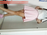 对白淫荡有点自虐倾向的变态美眉茄子自慰，洗澡飙尿