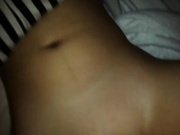 19岁天生白虎B嫩妹,玩手机时被干爹破处哭着说必须轻点,你一动我就感觉疼国语！