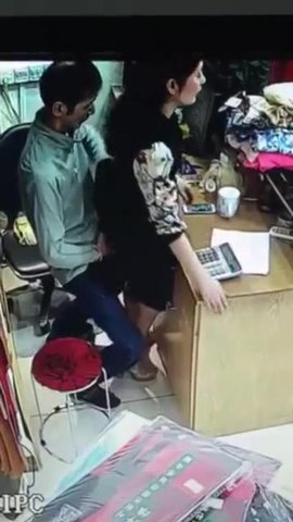 监控摄像机全程拍摄 服装店老板娘边看店边偷情 好象有人进来了 还假装没事
