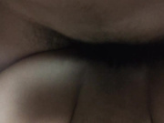 20歲蕩女捆著雙手3P 被大JJ所征服，插入粉嫩穴没坚持多久就射了