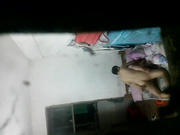 半夜趴通风气窗偷窥隔壁工友小两口过性生活