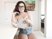 性感眼镜少女第一次尝试大鸡巴的兴奋颜射