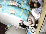 家庭网络摄像头监控TP骚妈把孩子哄睡后玩手机视频对着自己的逼和奶子给对方撸管