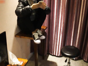 土豪高价钱约卫校水嫩漂亮的小美女到酒店,刚开始不好意思玩手机,后来用跳蛋把妹子粉嫩的小穴震的直流水才完全放开.