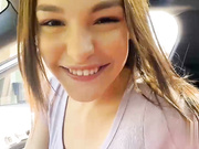 里萨拥有漂亮的奶子，渴望在色情首次亮相中证明自己