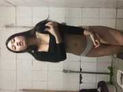 身材不錯非常漂亮的藝校兼職妹子衛生間裏洗澡挑逗受不了 穿著黑絲直接被幹了 國語720P高清