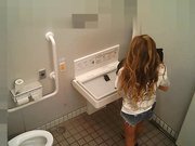 某站最新流出-遊泳池更衣室攝像頭偷拍到的幾個女泳客更換泳衣 雪白肌膚堅挺美乳看得讓人欲火焚身 1080P高清原版