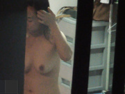 某小區出租屋拍攝到的妙齡女子更衣 苗條身材堅挺美乳絕對誘惑十足 1080P原版高清 (2)