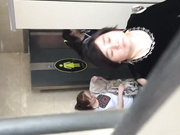 某娛樂城KTV公共女廁拍攝到的露臉幾個妹子如廁噓噓 貌似逼逼被操多得黑了 露臉高清