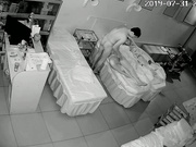 最新流出-某養生館美容院夫妻倆關門後當著睡著的兒子面瘋狂啪啪過性生活（完整版）～720P高清