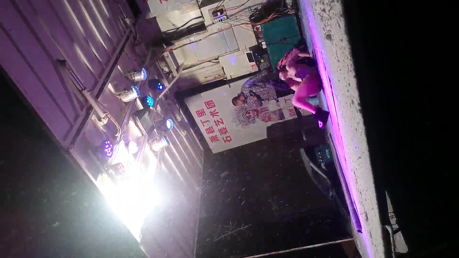 大雪纷飞撑着雨伞露天看乡下草台班子的精彩表演