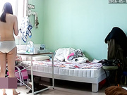 居家攝像頭破解拍攝到的肉感美女浴後裸露飽滿雙峰客廳裏玩手機 太誘惑了～720P高清