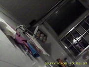 真实偷拍清纯学妹洗澡，学生妹身材不错