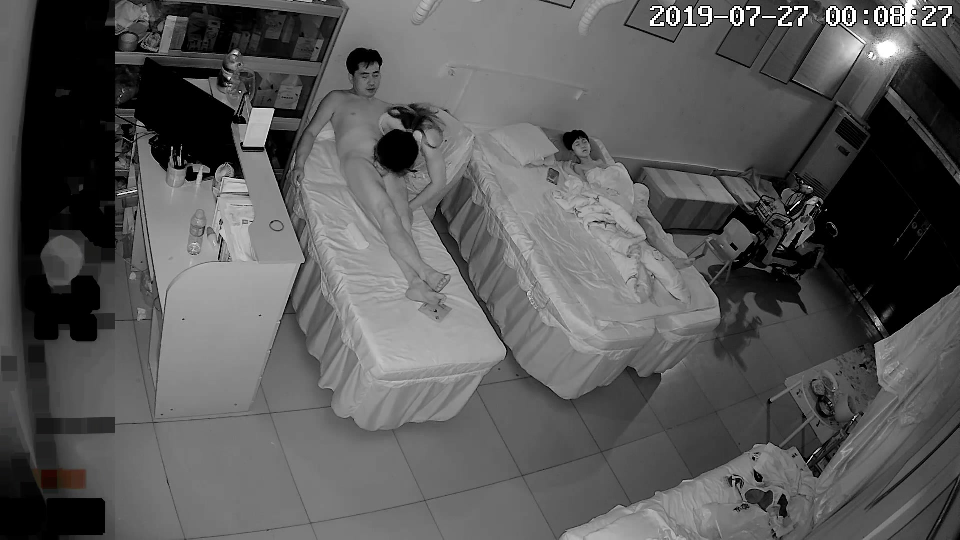 最新流出美容院攝像頭黑客破解拍攝到的中年夫妻趁女兒熟睡時過性生活 手擼主動張開雙腿給操表情銷魂 1080P高清