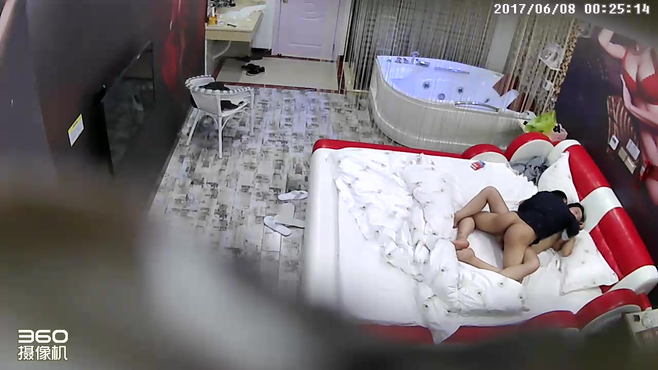 情趣酒店拍攝到的年輕情侶開房啪啪打炮 貌似妹子第一次處女膜居然破裂出血了 精彩對白～720P高清