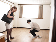 [WAAA-499] 内見中の幸せカップルち●ぽをむっちり肉体デカ尻デカ乳で即ズボ中出しに持ち込む 寝取り性癖不動産レディ 佐山愛 【破解】 - 1of5