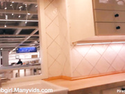 最新流出-迪卡儂門事件女主角混血妹在人來人往的床上用品商場露出挑戰極限 道具假雞雞插穴自慰高潮噴水 場面淫蕩刺激 1080P高清原版