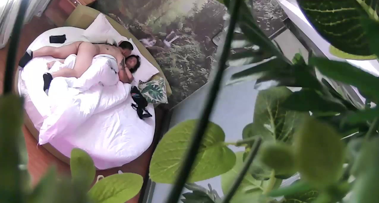 主題酒店拍攝到的胸大漂亮美女與男友開房愛愛 貌似有點不願意反抗 完事後第二次竟主動求操 露臉高清