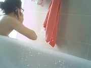暑假到姨媽家玩在浴室浴缸旁偷放攝像頭偷拍眼鏡表姐洗澡 下面毛毛濃密看得欲火焚身 露臉高清