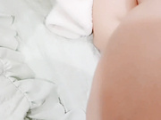 大奶肥臀无毛逼，全程露脸的小骚货跟大哥激情啪啪直播，深喉口交大鸡巴让大哥揉奶玩逼，各种体位爆草蹂躏