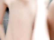 娇羞甜美的极品妹子一个人躲在浴室发骚诱惑狼友，全程露脸大秀直播，跳蛋塞逼里抽插自慰浪叫呻吟，表情好骚