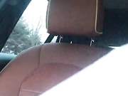 不是一般屌的网红美女主播开着奔驰路边停车大胆露奶，开车门勾搭过司机。被交警抓到会如何处理