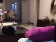 这个太淫荡了 把毛刮拖干净用拖布把手插逼