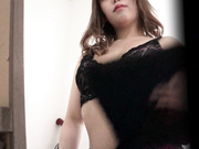 商场内衣专卖店，多角度偷拍换衣间小姐姐试穿奶罩和瑜伽裤，还挺干净的，完事用湿巾擦擦身体