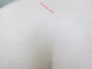 【完美露脸性爱自拍】吃饱喝足干良家，小媳妇边收拾孩子弄乱的客厅边被小哥乱摸，推倒直接沙发上后入