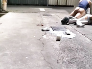 00後JK妹子醉倒在小巷子內，被路過的小哥摁在地上撩開裙子就是一頓猛操，還瘋狂口爆，簡直爽翻了！