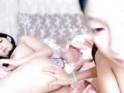 黑丝露脸年轻的姐妹花一起诱惑狼友，互动撩骚听指挥，撅着屁股给狼友看逼逼求草，掰开看特写，精彩不要错过