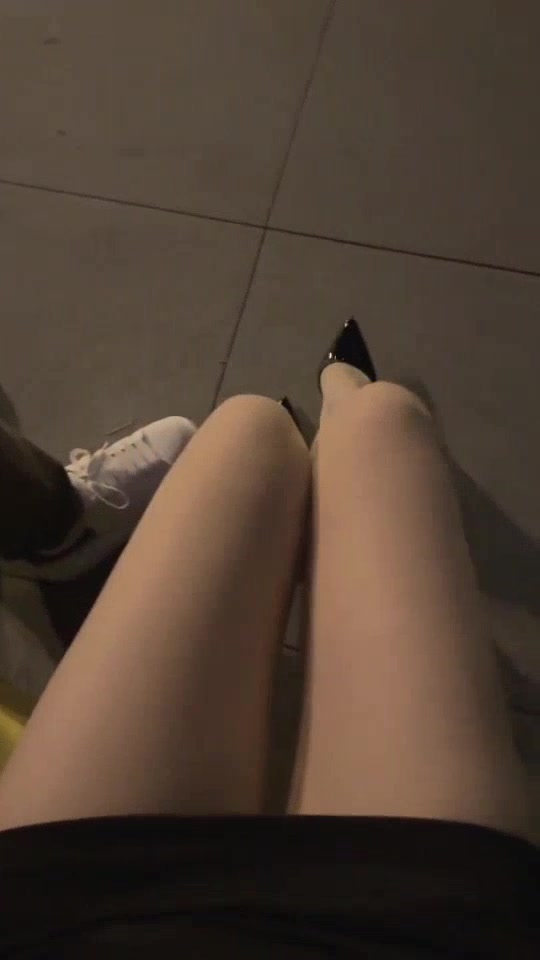 极品身材反差婊御姐『叶子』复出最新合集，黑丝M腿制服诱惑 户外露出啪啪，长腿翘臀女神在大鸡巴下姿意承欢 2