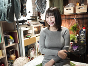 SE-204 大復活！素人援交生中出し 秘密基地から帰ろうとする不思議系美乳ボインの奥さんを捕まえて立ちハメガン突き！？ - 1of5