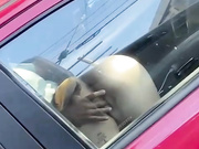 等红灯的时候旁边车的大哥一边开车一边扣副驾驶妹子的逼,录下来发给交警驾叔叔扣他分