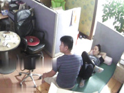 黑客破解小杂志社办公室偷拍❤️领导经常利用休息时间和少妇女同事激情啪啪