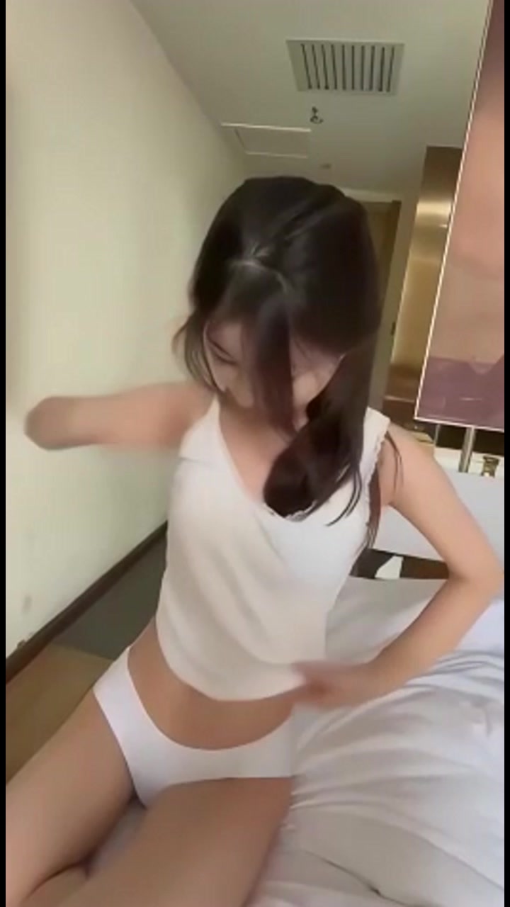 趁着爸妈出去旅游❤️和姐姐出去开房姐姐被我操着还不忘记回她男朋友信息把姐姐调教成我的精盘母狗