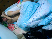 出租房上帝视角真实偷拍，百合情侣如何过性生活的，疯狂抠逼假小子自己的内裤都湿透了