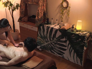 UMD-989 潜入！！噂のリンパマッサージ店 22「裏オプション、いかがなさいますか？」 七原さゆ 沙月ふみの 五芭 - 1of5