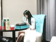 小伙酒店3000约炮刚出道BB粉嫩的小美女❤️又抠又操的直接弄到她受不了了