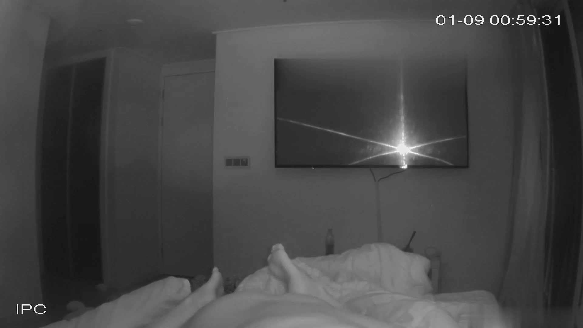 黑客破解家庭网络摄像头偷拍❤️大奶美女和男友激情啪啪  小狗在后面拆家咬被子