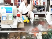 烟酒店熟女老板娘 故意露逼勾引顾客 阴毛户型清晰可见 这生意何愁不爆？