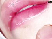 【只有40KG瘦弱的瘸腿排骨萝莉】  被多人如此糟蹋轮奸，仅剩半条命啦！平胸排骨清晰可见，太惨了