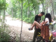 超強国产野战-白天林间小路上撩起裙子就干 还在电动车上做 各种姿势 值得一学