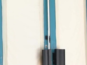 刚滑完雪的情侣被邀请来到小屋参加活动