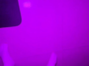 姐夫开着氛围灯与小姨子偷情 姐姐还在房间睡觉 两人从沙发操到桌子上 浓精射满骚穴！