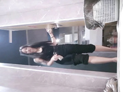 酒吧女厕全景偷拍七分裤御姐人美BB也嫩