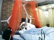 喷血推荐-红帐房偷拍身材苗条性感的女神级超短裙美女衣服还没脱完就被扯掉内裤爆操,狠狠连操了2次!极品美女